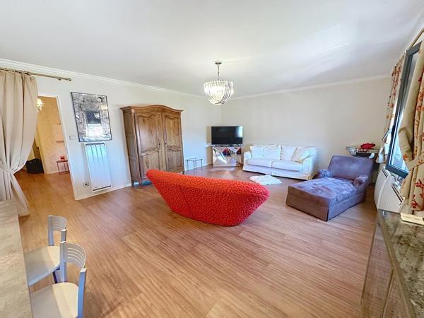 Bel appartement T2 (vendu meublé) dans une résidence calme avec ascenseur.