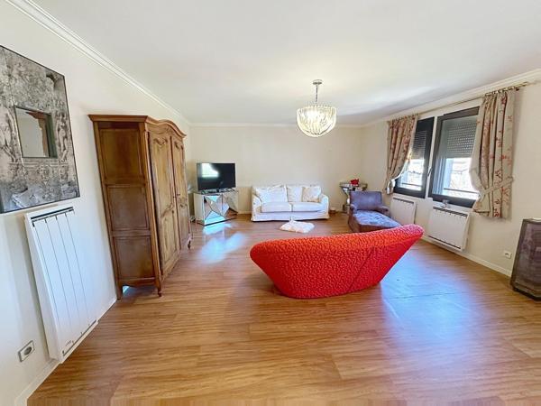 Bel appartement T2 (vendu meublé) dans une résidence calme avec ascenseur.