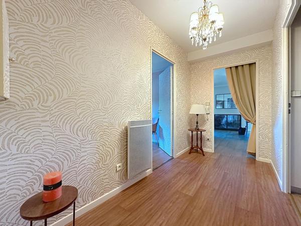 Bel appartement T2 (vendu meublé) dans une résidence calme avec ascenseur.