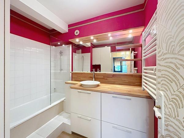 Bel appartement T2 (vendu meublé) dans une résidence calme avec ascenseur.