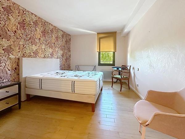 Bel appartement T2 (vendu meublé) dans une résidence calme avec ascenseur.