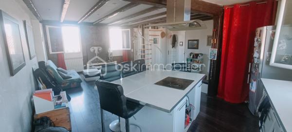 Superbe Duplex Traversant de 74 m² – Lumineux & Idéalement Exposé.

Laissez-vous séduire par ce magnifique appartement en duplex de 74 m² de surface au sol totale et de 64,55 m² de surface loi carrez totale, offrant un cadre de vie idéal.
Situé géographiquement quartier Centre-Est de La-Seyne-Sur-Mer à deux pas du Port et au 2ème et dernier étage d'une petite copropriété sans ascenseur.

Le bien est composé d'un espace de vie d'environ 41m², d'une salle de bains avec une douche à l'italienne et son toilettes indépendant. Le coin nuit offre deux belles chambres mansardées et un espace de rangement.

Entièrement traversant et bénéficiant d'une excellente exposition Sud, ce bien baigne dans une lumière naturelle tout au long de la journée. Un véritable coup de cœur pour les actifs, les jeunes couples ou pour un investissement locatif serein.
Stationnement libre.

Pour plus d'informations ou pour planifier une visite, contactez-moi dès aujourd'hui !
