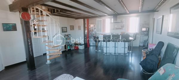 Superbe Duplex Traversant de 74 m² – Lumineux & Idéalement Exposé.

Laissez-vous séduire par ce magnifique appartement en duplex de 74 m² de surface au sol totale et de 64,55 m² de surface loi carrez totale, offrant un cadre de vie idéal.
Situé géographiquement quartier Centre-Est de La-Seyne-Sur-Mer à deux pas du Port et au 2ème et dernier étage d'une petite copropriété sans ascenseur.

Le bien est composé d'un espace de vie d'environ 41m², d'une salle de bains avec une douche à l'italienne et son toilettes indépendant. Le coin nuit offre deux belles chambres mansardées et un espace de rangement.

Entièrement traversant et bénéficiant d'une excellente exposition Sud, ce bien baigne dans une lumière naturelle tout au long de la journée. Un véritable coup de cœur pour les actifs, les jeunes couples ou pour un investissement locatif serein.
Stationnement libre.

Pour plus d'informations ou pour planifier une visite, contactez-moi dès aujourd'hui !
