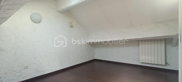 Superbe Duplex Traversant de 74 m² – Lumineux & Idéalement Exposé.

Laissez-vous séduire par ce magnifique appartement en duplex de 74 m² de surface au sol totale et de 64,55 m² de surface loi carrez totale, offrant un cadre de vie idéal.
Situé géographiquement quartier Centre-Est de La-Seyne-Sur-Mer à deux pas du Port et au 2ème et dernier étage d'une petite copropriété sans ascenseur.

Le bien est composé d'un espace de vie d'environ 41m², d'une salle de bains avec une douche à l'italienne et son toilettes indépendant. Le coin nuit offre deux belles chambres mansardées et un espace de rangement.

Entièrement traversant et bénéficiant d'une excellente exposition Sud, ce bien baigne dans une lumière naturelle tout au long de la journée. Un véritable coup de cœur pour les actifs, les jeunes couples ou pour un investissement locatif serein.
Stationnement libre.

Pour plus d'informations ou pour planifier une visite, contactez-moi dès aujourd'hui !