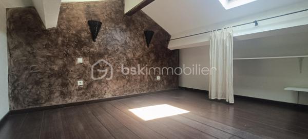 Superbe Duplex Traversant de 74 m² – Lumineux & Idéalement Exposé.

Laissez-vous séduire par ce magnifique appartement en duplex de 74 m² de surface au sol totale et de 64,55 m² de surface loi carrez totale, offrant un cadre de vie idéal.
Situé géographiquement quartier Centre-Est de La-Seyne-Sur-Mer à deux pas du Port et au 2ème et dernier étage d'une petite copropriété sans ascenseur.

Le bien est composé d'un espace de vie d'environ 41m², d'une salle de bains avec une douche à l'italienne et son toilettes indépendant. Le coin nuit offre deux belles chambres mansardées et un espace de rangement.

Entièrement traversant et bénéficiant d'une excellente exposition Sud, ce bien baigne dans une lumière naturelle tout au long de la journée. Un véritable coup de cœur pour les actifs, les jeunes couples ou pour un investissement locatif serein.
Stationnement libre.

Pour plus d'informations ou pour planifier une visite, contactez-moi dès aujourd'hui !