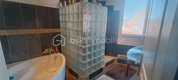 Superbe Duplex Traversant de 74 m² – Lumineux & Idéalement Exposé.

Laissez-vous séduire par ce magnifique appartement en duplex de 74 m² de surface au sol totale et de 64,55 m² de surface loi carrez totale, offrant un cadre de vie idéal.
Situé géographiquement quartier Centre-Est de La-Seyne-Sur-Mer à deux pas du Port et au 2ème et dernier étage d'une petite copropriété sans ascenseur.

Le bien est composé d'un espace de vie d'environ 41m², d'une salle de bains avec une douche à l'italienne et son toilettes indépendant. Le coin nuit offre deux belles chambres mansardées et un espace de rangement.

Entièrement traversant et bénéficiant d'une excellente exposition Sud, ce bien baigne dans une lumière naturelle tout au long de la journée. Un véritable coup de cœur pour les actifs, les jeunes couples ou pour un investissement locatif serein.
Stationnement libre.

Pour plus d'informations ou pour planifier une visite, contactez-moi dès aujourd'hui !