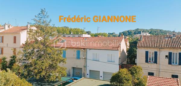 Superbe Duplex Traversant de 74 m² – Lumineux & Idéalement Exposé.

Laissez-vous séduire par ce magnifique appartement en duplex de 74 m² de surface au sol totale et de 64,55 m² de surface loi carrez totale, offrant un cadre de vie idéal.
Situé géographiquement quartier Centre-Est de La-Seyne-Sur-Mer à deux pas du Port et au 2ème et dernier étage d'une petite copropriété sans ascenseur.

Le bien est composé d'un espace de vie d'environ 41m², d'une salle de bains avec une douche à l'italienne et son toilettes indépendant. Le coin nuit offre deux belles chambres mansardées et un espace de rangement.

Entièrement traversant et bénéficiant d'une excellente exposition Sud, ce bien baigne dans une lumière naturelle tout au long de la journée. Un véritable coup de cœur pour les actifs, les jeunes couples ou pour un investissement locatif serein.
Stationnement libre.

Pour plus d'informations ou pour planifier une visite, contactez-moi dès aujourd'hui !