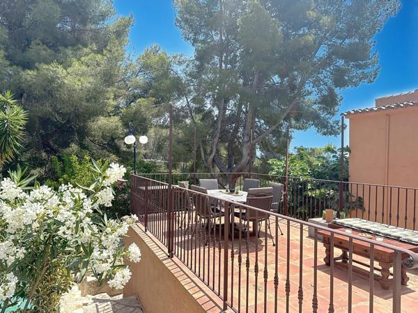 A vendre : Propriété 7 pièces avec piscine, véranda et jardin arboré – Fort potentiel - Bandol
