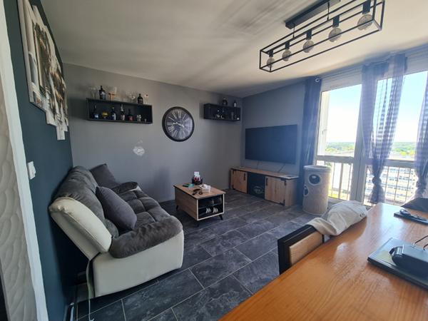 Bld du Tertre - Spacieux appartement en étage élevé comprenant pièce de vie, cuisine, ainsi que trois belles chambres. Ascenseur , cave, et parking extérieur.