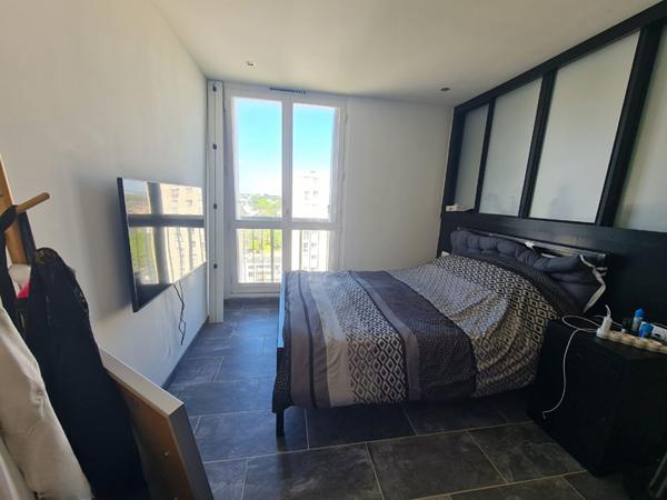 Bld du Tertre - Spacieux appartement en étage élevé comprenant pièce de vie, cuisine, ainsi que trois belles chambres. Ascenseur , cave, et parking extérieur.