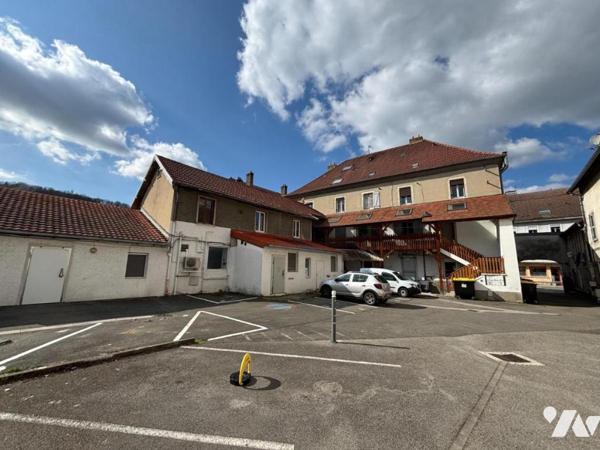Immeuble de rapport situé en plein centre, comprenant 7 logements et 3 locaux commerciaux et dépen