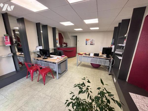Immeuble de rapport situé en plein centre, comprenant 7 logements et 3 locaux commerciaux et dépen