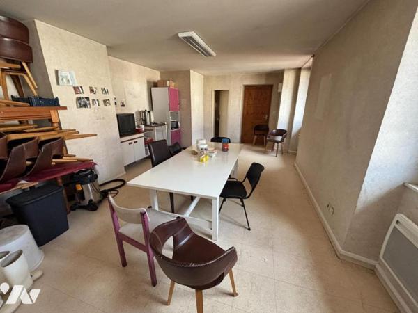 Immeuble de rapport situé en plein centre, comprenant 7 logements et 3 locaux commerciaux et dépen