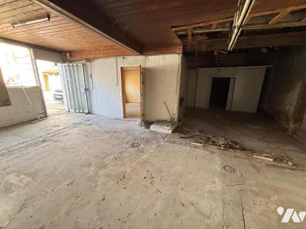 Immeuble de rapport situé en plein centre, comprenant 7 logements et 3 locaux commerciaux et dépen