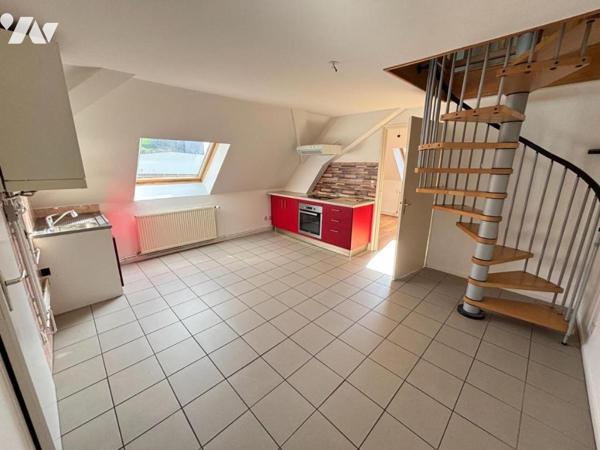 Immeuble de rapport situé en plein centre, comprenant 7 logements et 3 locaux commerciaux et dépen