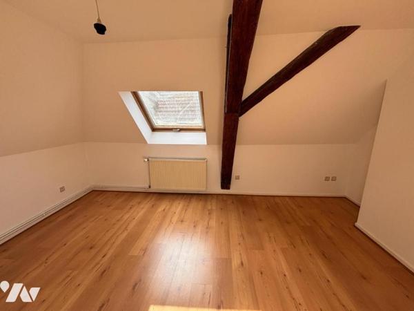 Immeuble de rapport situé en plein centre, comprenant 7 logements et 3 locaux commerciaux et dépen