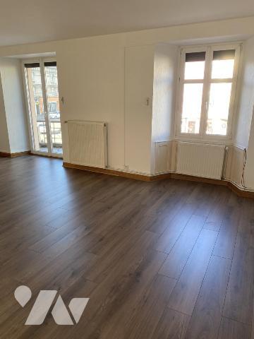 Immeuble de rapport situé en plein centre, comprenant 7 logements et 3 locaux commerciaux et dépen
