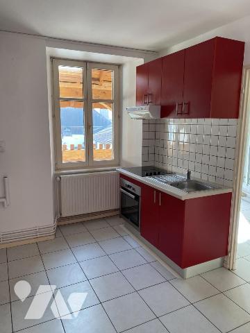 Immeuble de rapport situé en plein centre, comprenant 7 logements et 3 locaux commerciaux et dépen
