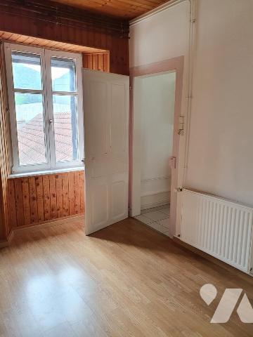 Immeuble de rapport situé en plein centre, comprenant 7 logements et 3 locaux commerciaux et dépen