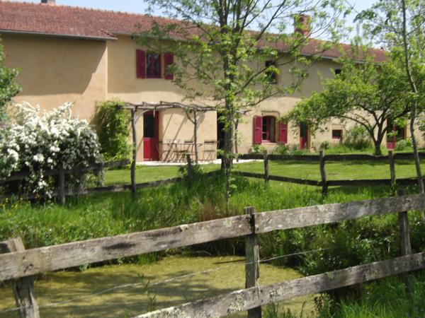 Charlieu (42190) Propriété sur 2 hectares libres