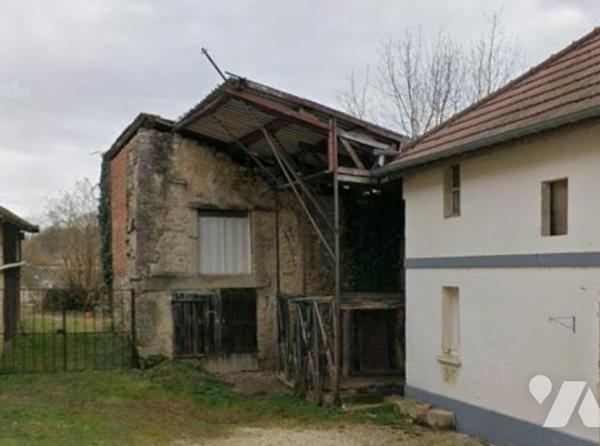 Grange avec jardin.