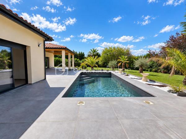 ✨ Calme • Sans vis-à-vis • Piscine • 4 chambres • Terrain arboré

Découvrez cette superbe villa contemporaine de plain-pied, idéalement située dans un secteur calme et prisé de Saint-Martial, proche des commodités et à seulement 3 minutes du Pont des Chaumes.

🌿 Implantée sur une magnifique parcelle arborée de 1 379 m², entièrement clôturée et sans vis-à-vis, cette propriété offre un cadre de vie privilégié.

🚪 Dès votre arrivée, vous découvrirez un véritable hall d’entrée avec placard de rangement aménagé, offrant une séparation agréable avec l’espace de vie. La villa est également équipée d’un interphone avec caméra 📹, apportant confort et sécurité au quotidien.

☀️ Le hall dessert une superbe pièce de vie de plus de 76 m², particulièrement lumineuse grâce à ses grandes baies vitrées. Elle accueille une cuisine entièrement équipée ouverte sur le séjour, offrant une vue directe sur la piscine 4 × 8 m 🏊 et ses palmiers 🌴.

🧺 Un grand cellier attenant complète l’espace de vie.

🚗 La propriété dispose également d’un garage motorisé de 40 m², entièrement carrelé et isolé.

🛏️ Côté nuit, vous découvrirez 4 belles chambres avec placards aménagés, dont une véritable suite parentale avec grand dressing, salle d’eau privative et accès direct à la terrasse et à la piscine.

🛁 Une spacieuse salle de bains avec douche à l’italienne et baignoire complète cet espace.

⚙️ Côté prestations :
• Pompe à chaleur gainable avec thermostats individuels
• Interphone avec caméra 📹
• Piscine 4 × 8 m 🏊
• Garage motorisé de 40 m²
• Micro-station
• Terrain entièrement clôturé 🌳
• Aucun vis-à-vis
• Environnement calme et recherché 📍

❤️ Une villa lumineuse aux volumes généreux, pensée pour profiter pleinement des espaces intérieurs comme extérieurs.

🔑 À découvrir rapidement !