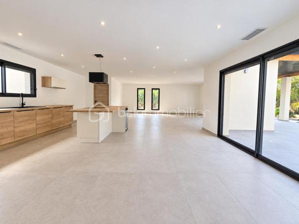 ✨ Calme • Sans vis-à-vis • Piscine • 4 chambres • Terrain arboré

Découvrez cette superbe villa contemporaine de plain-pied, idéalement située dans un secteur calme et prisé de Saint-Martial, proche des commodités et à seulement 3 minutes du Pont des Chaumes.

🌿 Implantée sur une magnifique parcelle arborée de 1 379 m², entièrement clôturée et sans vis-à-vis, cette propriété offre un cadre de vie privilégié.

🚪 Dès votre arrivée, vous découvrirez un véritable hall d’entrée avec placard de rangement aménagé, offrant une séparation agréable avec l’espace de vie. La villa est également équipée d’un interphone avec caméra 📹, apportant confort et sécurité au quotidien.

☀️ Le hall dessert une superbe pièce de vie de plus de 76 m², particulièrement lumineuse grâce à ses grandes baies vitrées. Elle accueille une cuisine entièrement équipée ouverte sur le séjour, offrant une vue directe sur la piscine 4 × 8 m 🏊 et ses palmiers 🌴.

🧺 Un grand cellier attenant complète l’espace de vie.

🚗 La propriété dispose également d’un garage motorisé de 40 m², entièrement carrelé et isolé.

🛏️ Côté nuit, vous découvrirez 4 belles chambres avec placards aménagés, dont une véritable suite parentale avec grand dressing, salle d’eau privative et accès direct à la terrasse et à la piscine.

🛁 Une spacieuse salle de bains avec douche à l’italienne et baignoire complète cet espace.

⚙️ Côté prestations :
• Pompe à chaleur gainable avec thermostats individuels
• Interphone avec caméra 📹
• Piscine 4 × 8 m 🏊
• Garage motorisé de 40 m²
• Micro-station
• Terrain entièrement clôturé 🌳
• Aucun vis-à-vis
• Environnement calme et recherché 📍

❤️ Une villa lumineuse aux volumes généreux, pensée pour profiter pleinement des espaces intérieurs comme extérieurs.

🔑 À découvrir rapidement !