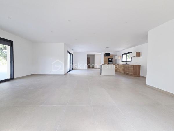 ✨ Calme • Sans vis-à-vis • Piscine • 4 chambres • Terrain arboré

Découvrez cette superbe villa contemporaine de plain-pied, idéalement située dans un secteur calme et prisé de Saint-Martial, proche des commodités et à seulement 3 minutes du Pont des Chaumes.

🌿 Implantée sur une magnifique parcelle arborée de 1 379 m², entièrement clôturée et sans vis-à-vis, cette propriété offre un cadre de vie privilégié.

🚪 Dès votre arrivée, vous découvrirez un véritable hall d’entrée avec placard de rangement aménagé, offrant une séparation agréable avec l’espace de vie. La villa est également équipée d’un interphone avec caméra 📹, apportant confort et sécurité au quotidien.

☀️ Le hall dessert une superbe pièce de vie de plus de 76 m², particulièrement lumineuse grâce à ses grandes baies vitrées. Elle accueille une cuisine entièrement équipée ouverte sur le séjour, offrant une vue directe sur la piscine 4 × 8 m 🏊 et ses palmiers 🌴.

🧺 Un grand cellier attenant complète l’espace de vie.

🚗 La propriété dispose également d’un garage motorisé de 40 m², entièrement carrelé et isolé.

🛏️ Côté nuit, vous découvrirez 4 belles chambres avec placards aménagés, dont une véritable suite parentale avec grand dressing, salle d’eau privative et accès direct à la terrasse et à la piscine.

🛁 Une spacieuse salle de bains avec douche à l’italienne et baignoire complète cet espace.

⚙️ Côté prestations :
• Pompe à chaleur gainable avec thermostats individuels
• Interphone avec caméra 📹
• Piscine 4 × 8 m 🏊
• Garage motorisé de 40 m²
• Micro-station
• Terrain entièrement clôturé 🌳
• Aucun vis-à-vis
• Environnement calme et recherché 📍

❤️ Une villa lumineuse aux volumes généreux, pensée pour profiter pleinement des espaces intérieurs comme extérieurs.

🔑 À découvrir rapidement !