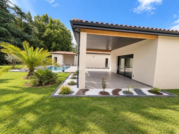 ✨ Calme • Sans vis-à-vis • Piscine • 4 chambres • Terrain arboré

Découvrez cette superbe villa contemporaine de plain-pied, idéalement située dans un secteur calme et prisé de Saint-Martial, proche des commodités et à seulement 3 minutes du Pont des Chaumes.

🌿 Implantée sur une magnifique parcelle arborée de 1 379 m², entièrement clôturée et sans vis-à-vis, cette propriété offre un cadre de vie privilégié.

🚪 Dès votre arrivée, vous découvrirez un véritable hall d’entrée avec placard de rangement aménagé, offrant une séparation agréable avec l’espace de vie. La villa est également équipée d’un interphone avec caméra 📹, apportant confort et sécurité au quotidien.

☀️ Le hall dessert une superbe pièce de vie de plus de 76 m², particulièrement lumineuse grâce à ses grandes baies vitrées. Elle accueille une cuisine entièrement équipée ouverte sur le séjour, offrant une vue directe sur la piscine 4 × 8 m 🏊 et ses palmiers 🌴.

🧺 Un grand cellier attenant complète l’espace de vie.

🚗 La propriété dispose également d’un garage motorisé de 40 m², entièrement carrelé et isolé.

🛏️ Côté nuit, vous découvrirez 4 belles chambres avec placards aménagés, dont une véritable suite parentale avec grand dressing, salle d’eau privative et accès direct à la terrasse et à la piscine.

🛁 Une spacieuse salle de bains avec douche à l’italienne et baignoire complète cet espace.

⚙️ Côté prestations :
• Pompe à chaleur gainable avec thermostats individuels
• Interphone avec caméra 📹
• Piscine 4 × 8 m 🏊
• Garage motorisé de 40 m²
• Micro-station
• Terrain entièrement clôturé 🌳
• Aucun vis-à-vis
• Environnement calme et recherché 📍

❤️ Une villa lumineuse aux volumes généreux, pensée pour profiter pleinement des espaces intérieurs comme extérieurs.

🔑 À découvrir rapidement !