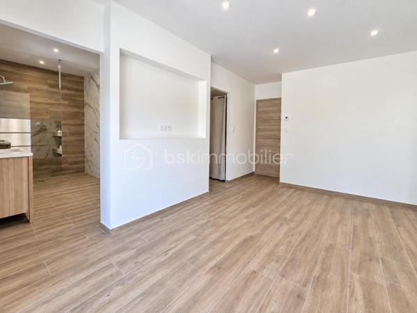 ✨ Calme • Sans vis-à-vis • Piscine • 4 chambres • Terrain arboré

Découvrez cette superbe villa contemporaine de plain-pied, idéalement située dans un secteur calme et prisé de Saint-Martial, proche des commodités et à seulement 3 minutes du Pont des Chaumes.

🌿 Implantée sur une magnifique parcelle arborée de 1 379 m², entièrement clôturée et sans vis-à-vis, cette propriété offre un cadre de vie privilégié.

🚪 Dès votre arrivée, vous découvrirez un véritable hall d’entrée avec placard de rangement aménagé, offrant une séparation agréable avec l’espace de vie. La villa est également équipée d’un interphone avec caméra 📹, apportant confort et sécurité au quotidien.

☀️ Le hall dessert une superbe pièce de vie de plus de 76 m², particulièrement lumineuse grâce à ses grandes baies vitrées. Elle accueille une cuisine entièrement équipée ouverte sur le séjour, offrant une vue directe sur la piscine 4 × 8 m 🏊 et ses palmiers 🌴.

🧺 Un grand cellier attenant complète l’espace de vie.

🚗 La propriété dispose également d’un garage motorisé de 40 m², entièrement carrelé et isolé.

🛏️ Côté nuit, vous découvrirez 4 belles chambres avec placards aménagés, dont une véritable suite parentale avec grand dressing, salle d’eau privative et accès direct à la terrasse et à la piscine.

🛁 Une spacieuse salle de bains avec douche à l’italienne et baignoire complète cet espace.

⚙️ Côté prestations :
• Pompe à chaleur gainable avec thermostats individuels
• Interphone avec caméra 📹
• Piscine 4 × 8 m 🏊
• Garage motorisé de 40 m²
• Micro-station
• Terrain entièrement clôturé 🌳
• Aucun vis-à-vis
• Environnement calme et recherché 📍

❤️ Une villa lumineuse aux volumes généreux, pensée pour profiter pleinement des espaces intérieurs comme extérieurs.

🔑 À découvrir rapidement !