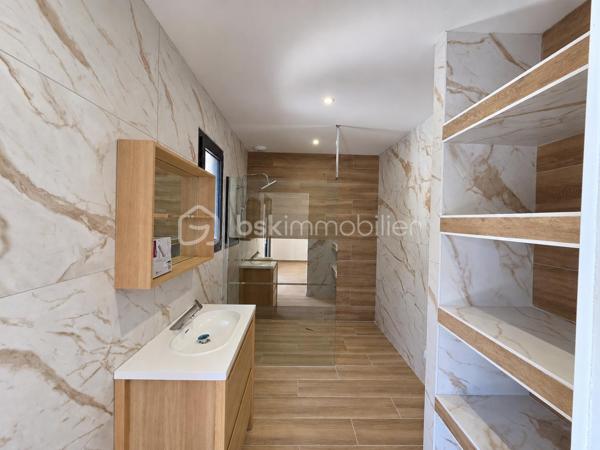 ✨ Calme • Sans vis-à-vis • Piscine • 4 chambres • Terrain arboré

Découvrez cette superbe villa contemporaine de plain-pied, idéalement située dans un secteur calme et prisé de Saint-Martial, proche des commodités et à seulement 3 minutes du Pont des Chaumes.

🌿 Implantée sur une magnifique parcelle arborée de 1 379 m², entièrement clôturée et sans vis-à-vis, cette propriété offre un cadre de vie privilégié.

🚪 Dès votre arrivée, vous découvrirez un véritable hall d’entrée avec placard de rangement aménagé, offrant une séparation agréable avec l’espace de vie. La villa est également équipée d’un interphone avec caméra 📹, apportant confort et sécurité au quotidien.

☀️ Le hall dessert une superbe pièce de vie de plus de 76 m², particulièrement lumineuse grâce à ses grandes baies vitrées. Elle accueille une cuisine entièrement équipée ouverte sur le séjour, offrant une vue directe sur la piscine 4 × 8 m 🏊 et ses palmiers 🌴.

🧺 Un grand cellier attenant complète l’espace de vie.

🚗 La propriété dispose également d’un garage motorisé de 40 m², entièrement carrelé et isolé.

🛏️ Côté nuit, vous découvrirez 4 belles chambres avec placards aménagés, dont une véritable suite parentale avec grand dressing, salle d’eau privative et accès direct à la terrasse et à la piscine.

🛁 Une spacieuse salle de bains avec douche à l’italienne et baignoire complète cet espace.

⚙️ Côté prestations :
• Pompe à chaleur gainable avec thermostats individuels
• Interphone avec caméra 📹
• Piscine 4 × 8 m 🏊
• Garage motorisé de 40 m²
• Micro-station
• Terrain entièrement clôturé 🌳
• Aucun vis-à-vis
• Environnement calme et recherché 📍

❤️ Une villa lumineuse aux volumes généreux, pensée pour profiter pleinement des espaces intérieurs comme extérieurs.

🔑 À découvrir rapidement !