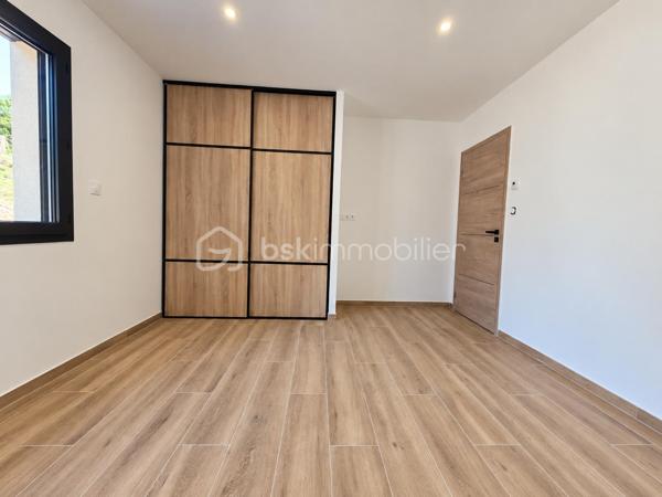✨ Calme • Sans vis-à-vis • Piscine • 4 chambres • Terrain arboré

Découvrez cette superbe villa contemporaine de plain-pied, idéalement située dans un secteur calme et prisé de Saint-Martial, proche des commodités et à seulement 3 minutes du Pont des Chaumes.

🌿 Implantée sur une magnifique parcelle arborée de 1 379 m², entièrement clôturée et sans vis-à-vis, cette propriété offre un cadre de vie privilégié.

🚪 Dès votre arrivée, vous découvrirez un véritable hall d’entrée avec placard de rangement aménagé, offrant une séparation agréable avec l’espace de vie. La villa est également équipée d’un interphone avec caméra 📹, apportant confort et sécurité au quotidien.

☀️ Le hall dessert une superbe pièce de vie de plus de 76 m², particulièrement lumineuse grâce à ses grandes baies vitrées. Elle accueille une cuisine entièrement équipée ouverte sur le séjour, offrant une vue directe sur la piscine 4 × 8 m 🏊 et ses palmiers 🌴.

🧺 Un grand cellier attenant complète l’espace de vie.

🚗 La propriété dispose également d’un garage motorisé de 40 m², entièrement carrelé et isolé.

🛏️ Côté nuit, vous découvrirez 4 belles chambres avec placards aménagés, dont une véritable suite parentale avec grand dressing, salle d’eau privative et accès direct à la terrasse et à la piscine.

🛁 Une spacieuse salle de bains avec douche à l’italienne et baignoire complète cet espace.

⚙️ Côté prestations :
• Pompe à chaleur gainable avec thermostats individuels
• Interphone avec caméra 📹
• Piscine 4 × 8 m 🏊
• Garage motorisé de 40 m²
• Micro-station
• Terrain entièrement clôturé 🌳
• Aucun vis-à-vis
• Environnement calme et recherché 📍

❤️ Une villa lumineuse aux volumes généreux, pensée pour profiter pleinement des espaces intérieurs comme extérieurs.

🔑 À découvrir rapidement !