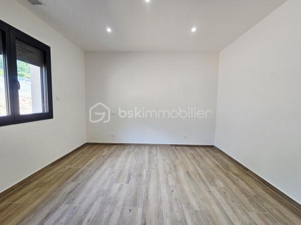 ✨ Calme • Sans vis-à-vis • Piscine • 4 chambres • Terrain arboré

Découvrez cette superbe villa contemporaine de plain-pied, idéalement située dans un secteur calme et prisé de Saint-Martial, proche des commodités et à seulement 3 minutes du Pont des Chaumes.

🌿 Implantée sur une magnifique parcelle arborée de 1 379 m², entièrement clôturée et sans vis-à-vis, cette propriété offre un cadre de vie privilégié.

🚪 Dès votre arrivée, vous découvrirez un véritable hall d’entrée avec placard de rangement aménagé, offrant une séparation agréable avec l’espace de vie. La villa est également équipée d’un interphone avec caméra 📹, apportant confort et sécurité au quotidien.

☀️ Le hall dessert une superbe pièce de vie de plus de 76 m², particulièrement lumineuse grâce à ses grandes baies vitrées. Elle accueille une cuisine entièrement équipée ouverte sur le séjour, offrant une vue directe sur la piscine 4 × 8 m 🏊 et ses palmiers 🌴.

🧺 Un grand cellier attenant complète l’espace de vie.

🚗 La propriété dispose également d’un garage motorisé de 40 m², entièrement carrelé et isolé.

🛏️ Côté nuit, vous découvrirez 4 belles chambres avec placards aménagés, dont une véritable suite parentale avec grand dressing, salle d’eau privative et accès direct à la terrasse et à la piscine.

🛁 Une spacieuse salle de bains avec douche à l’italienne et baignoire complète cet espace.

⚙️ Côté prestations :
• Pompe à chaleur gainable avec thermostats individuels
• Interphone avec caméra 📹
• Piscine 4 × 8 m 🏊
• Garage motorisé de 40 m²
• Micro-station
• Terrain entièrement clôturé 🌳
• Aucun vis-à-vis
• Environnement calme et recherché 📍

❤️ Une villa lumineuse aux volumes généreux, pensée pour profiter pleinement des espaces intérieurs comme extérieurs.

🔑 À découvrir rapidement !
