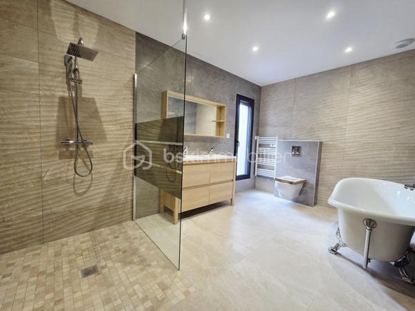 ✨ Calme • Sans vis-à-vis • Piscine • 4 chambres • Terrain arboré

Découvrez cette superbe villa contemporaine de plain-pied, idéalement située dans un secteur calme et prisé de Saint-Martial, proche des commodités et à seulement 3 minutes du Pont des Chaumes.

🌿 Implantée sur une magnifique parcelle arborée de 1 379 m², entièrement clôturée et sans vis-à-vis, cette propriété offre un cadre de vie privilégié.

🚪 Dès votre arrivée, vous découvrirez un véritable hall d’entrée avec placard de rangement aménagé, offrant une séparation agréable avec l’espace de vie. La villa est également équipée d’un interphone avec caméra 📹, apportant confort et sécurité au quotidien.

☀️ Le hall dessert une superbe pièce de vie de plus de 76 m², particulièrement lumineuse grâce à ses grandes baies vitrées. Elle accueille une cuisine entièrement équipée ouverte sur le séjour, offrant une vue directe sur la piscine 4 × 8 m 🏊 et ses palmiers 🌴.

🧺 Un grand cellier attenant complète l’espace de vie.

🚗 La propriété dispose également d’un garage motorisé de 40 m², entièrement carrelé et isolé.

🛏️ Côté nuit, vous découvrirez 4 belles chambres avec placards aménagés, dont une véritable suite parentale avec grand dressing, salle d’eau privative et accès direct à la terrasse et à la piscine.

🛁 Une spacieuse salle de bains avec douche à l’italienne et baignoire complète cet espace.

⚙️ Côté prestations :
• Pompe à chaleur gainable avec thermostats individuels
• Interphone avec caméra 📹
• Piscine 4 × 8 m 🏊
• Garage motorisé de 40 m²
• Micro-station
• Terrain entièrement clôturé 🌳
• Aucun vis-à-vis
• Environnement calme et recherché 📍

❤️ Une villa lumineuse aux volumes généreux, pensée pour profiter pleinement des espaces intérieurs comme extérieurs.

🔑 À découvrir rapidement !