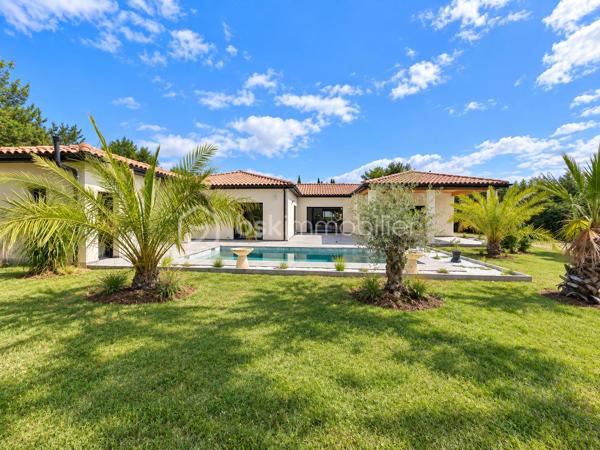 ✨ Calme • Sans vis-à-vis • Piscine • 4 chambres • Terrain arboré

Découvrez cette superbe villa contemporaine de plain-pied, idéalement située dans un secteur calme et prisé de Saint-Martial, proche des commodités et à seulement 3 minutes du Pont des Chaumes.

🌿 Implantée sur une magnifique parcelle arborée de 1 379 m², entièrement clôturée et sans vis-à-vis, cette propriété offre un cadre de vie privilégié.

🚪 Dès votre arrivée, vous découvrirez un véritable hall d’entrée avec placard de rangement aménagé, offrant une séparation agréable avec l’espace de vie. La villa est également équipée d’un interphone avec caméra 📹, apportant confort et sécurité au quotidien.

☀️ Le hall dessert une superbe pièce de vie de plus de 76 m², particulièrement lumineuse grâce à ses grandes baies vitrées. Elle accueille une cuisine entièrement équipée ouverte sur le séjour, offrant une vue directe sur la piscine 4 × 8 m 🏊 et ses palmiers 🌴.

🧺 Un grand cellier attenant complète l’espace de vie.

🚗 La propriété dispose également d’un garage motorisé de 40 m², entièrement carrelé et isolé.

🛏️ Côté nuit, vous découvrirez 4 belles chambres avec placards aménagés, dont une véritable suite parentale avec grand dressing, salle d’eau privative et accès direct à la terrasse et à la piscine.

🛁 Une spacieuse salle de bains avec douche à l’italienne et baignoire complète cet espace.

⚙️ Côté prestations :
• Pompe à chaleur gainable avec thermostats individuels
• Interphone avec caméra 📹
• Piscine 4 × 8 m 🏊
• Garage motorisé de 40 m²
• Micro-station
• Terrain entièrement clôturé 🌳
• Aucun vis-à-vis
• Environnement calme et recherché 📍

❤️ Une villa lumineuse aux volumes généreux, pensée pour profiter pleinement des espaces intérieurs comme extérieurs.

🔑 À découvrir rapidement !