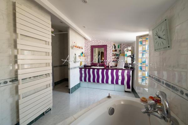 Propriété en pierre au coeur de village !