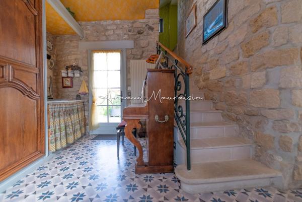 Propriété en pierre au coeur de village !