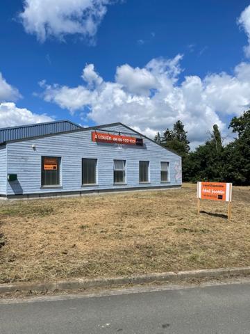 Sillé-le-Guillaume (72140) LOYER OFFERT LES 3 PREMIERS MOIS - ATELIER 350 M² !!