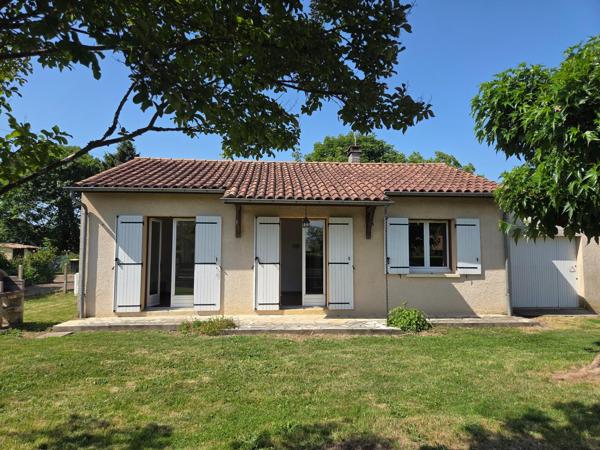 Maison individuelle de 65m² environ à Port-Sainte-Foy-et-Ponchapt. Deux chambres dont une avec un grand placard donnant sur l'arrière de la maison de bain, un toilette indépendant et un garage de 23m²  le tout sur un jardin de 721 m² avec puits