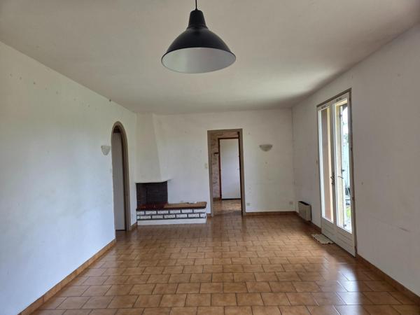 Maison individuelle de 65m² environ à Port-Sainte-Foy-et-Ponchapt. Deux chambres dont une avec un grand placard donnant sur l'arrière de la maison de bain, un toilette indépendant et un garage de 23m²  le tout sur un jardin de 721 m² avec puits