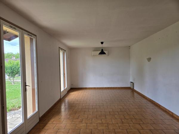 Maison individuelle de 65m² environ à Port-Sainte-Foy-et-Ponchapt. Deux chambres dont une avec un grand placard donnant sur l'arrière de la maison de bain, un toilette indépendant et un garage de 23m²  le tout sur un jardin de 721 m² avec puits