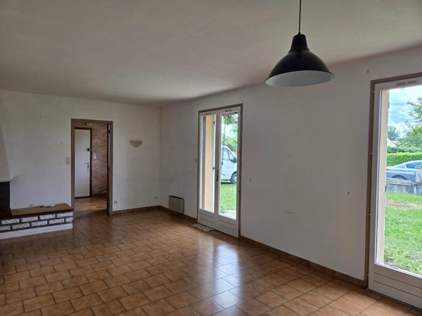 Maison individuelle de 65m² environ à Port-Sainte-Foy-et-Ponchapt. Deux chambres dont une avec un grand placard donnant sur l'arrière de la maison de bain, un toilette indépendant et un garage de 23m²  le tout sur un jardin de 721 m² avec puits