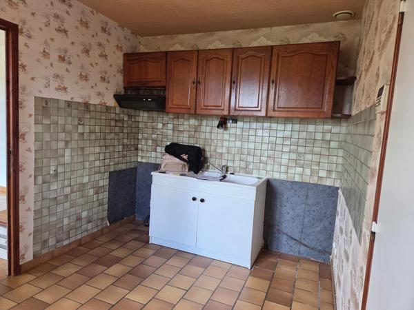 Maison individuelle de 65m² environ à Port-Sainte-Foy-et-Ponchapt. Deux chambres dont une avec un grand placard donnant sur l'arrière de la maison de bain, un toilette indépendant et un garage de 23m²  le tout sur un jardin de 721 m² avec puits