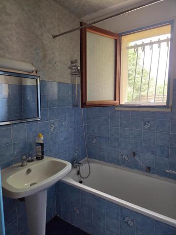 Maison individuelle de 65m² environ à Port-Sainte-Foy-et-Ponchapt. Deux chambres dont une avec un grand placard donnant sur l'arrière de la maison de bain, un toilette indépendant et un garage de 23m²  le tout sur un jardin de 721 m² avec puits
