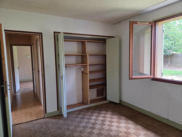 Maison individuelle de 65m² environ à Port-Sainte-Foy-et-Ponchapt. Deux chambres dont une avec un grand placard donnant sur l'arrière de la maison de bain, un toilette indépendant et un garage de 23m²  le tout sur un jardin de 721 m² avec puits