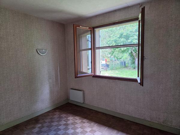 Maison individuelle de 65m² environ à Port-Sainte-Foy-et-Ponchapt. Deux chambres dont une avec un grand placard donnant sur l'arrière de la maison de bain, un toilette indépendant et un garage de 23m²  le tout sur un jardin de 721 m² avec puits
