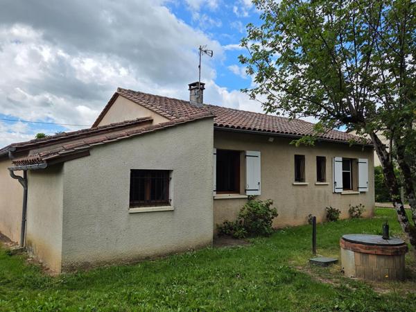 Maison individuelle de 65m² environ à Port-Sainte-Foy-et-Ponchapt. Deux chambres dont une avec un grand placard donnant sur l'arrière de la maison de bain, un toilette indépendant et un garage de 23m²  le tout sur un jardin de 721 m² avec puits