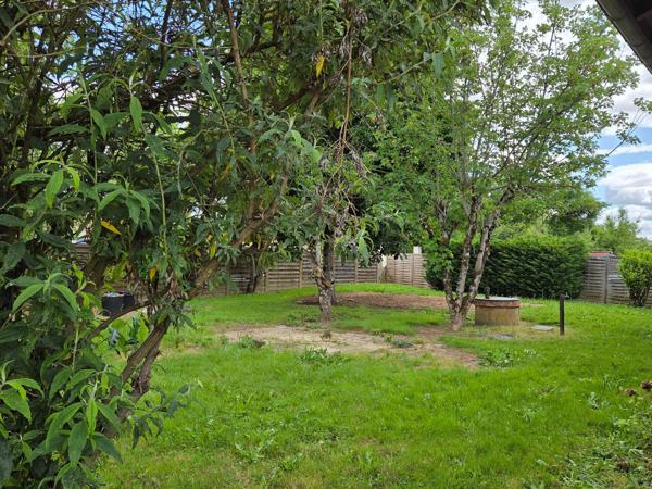 Maison individuelle de 65m² environ à Port-Sainte-Foy-et-Ponchapt. Deux chambres dont une avec un grand placard donnant sur l'arrière de la maison de bain, un toilette indépendant et un garage de 23m²  le tout sur un jardin de 721 m² avec puits