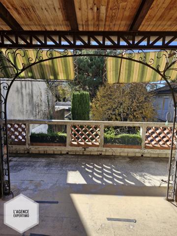 Courthézon (84350) Maison de ville de caractère avec jardin