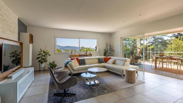 Belle villa d'architecte au calme avec vue dégagée